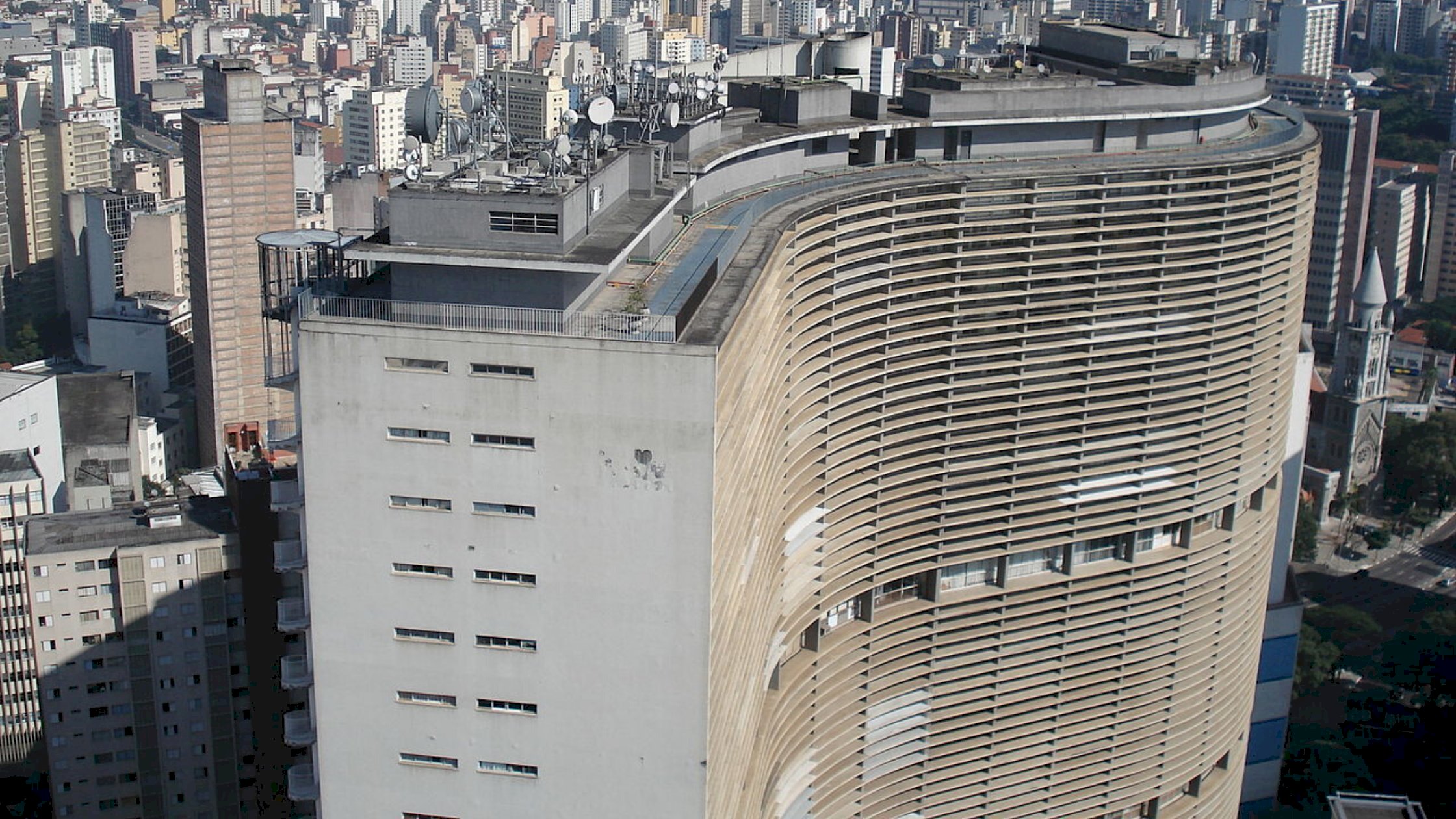 Gerador de Energia Mantém Elevador funcionando no Copan durante apagão